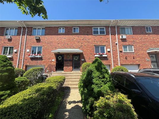 Exterior, Facade, Brick Facade, Rowhouse