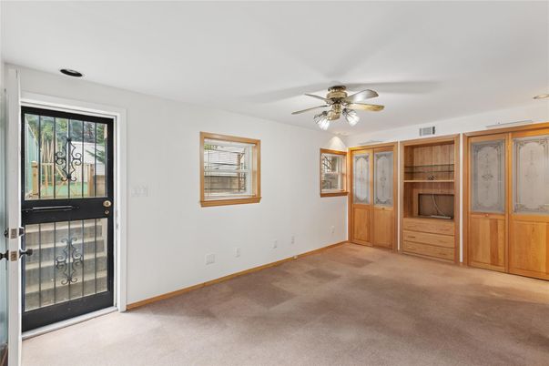 Empty room, Interior