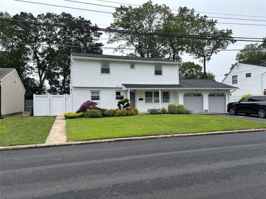 Attached, Exterior, Facade, Split Level