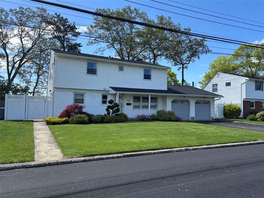 Attached, Exterior, Facade, Cape Cod