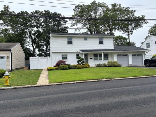 Attached, Exterior, Facade, Split Level
