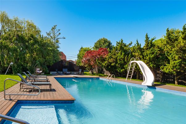 Exterior, Playground, Pool