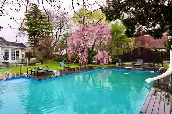 Exterior, Playground, Pool