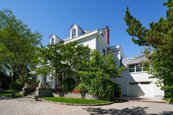 Attached, Exterior, Facade, Queen Anne Victorian