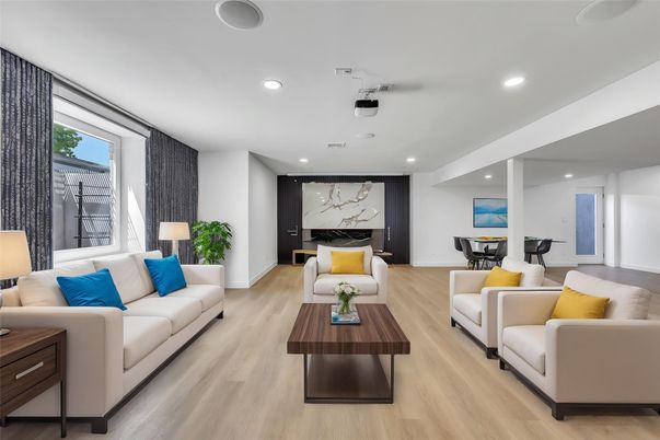 Fitness Equipment, Interior, Living room, Recessed Lighting, Wood Texture Flooring