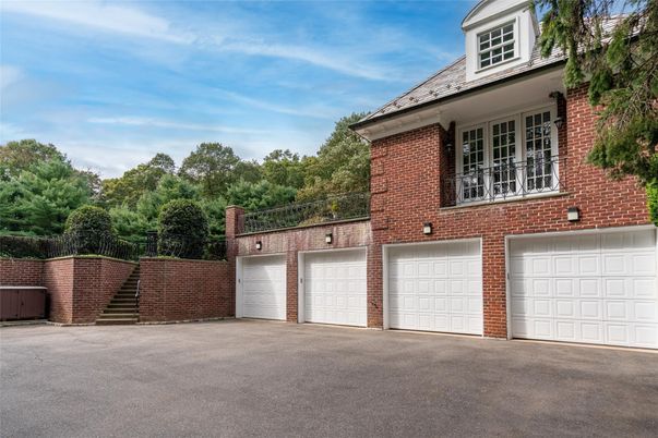 Attached, Exterior, Facade, Brick Facade, Georgian
