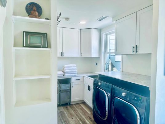 Interior, Recessed Lighting, Washer, Wood Texture Flooring