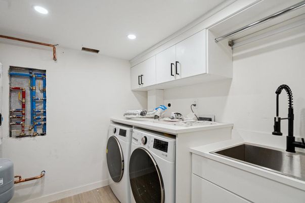 Interior, Recessed Lighting, Washer, Wood Texture Flooring