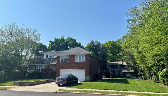 Attached, Exterior, Facade, Brick Facade, Split Level