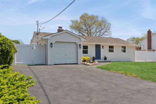Attached, Exterior, Facade, Ranch