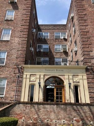 Exterior, Facade, Brick Facade, Rowhouse
