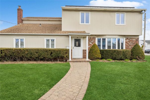 Exterior, Facade, Brick Facade, Split Level