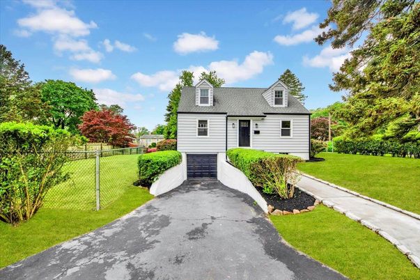 Exterior, Facade, Cape Cod