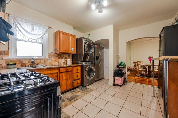 Dining room, Interior, Kitchen, Washer, Wood Texture Flooring