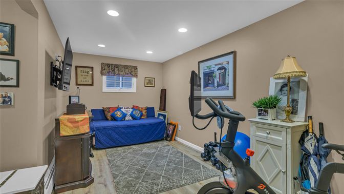 Fitness Equipment, Interior, Recessed Lighting, Wood Texture Flooring