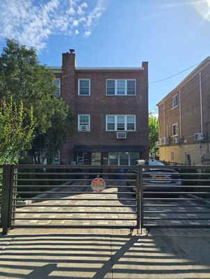 Exterior, Facade, Brick Facade, Rowhouse