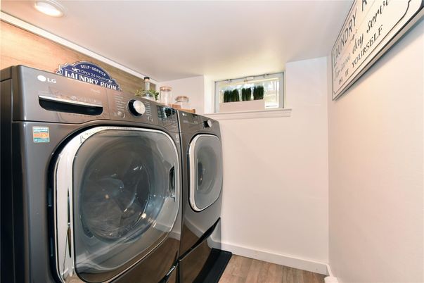 Interior, Recessed Lighting, Washer, Wood Texture Flooring