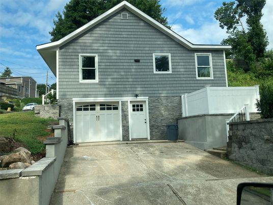 Attached, Exterior, Facade, Split Level
