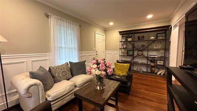 Interior, Living room, Recessed Lighting, Wood Texture Flooring