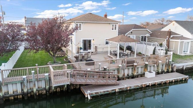 Exterior, Lake
