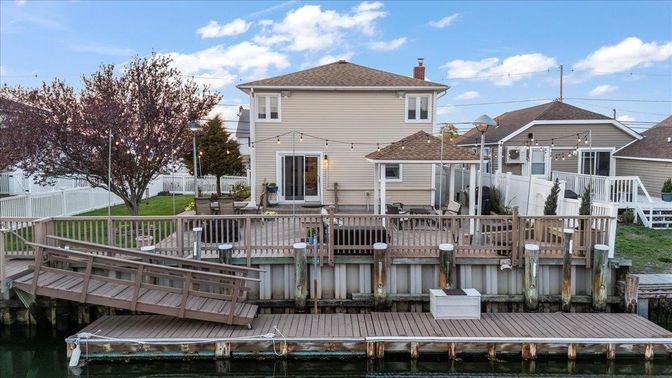 Exterior, Lake