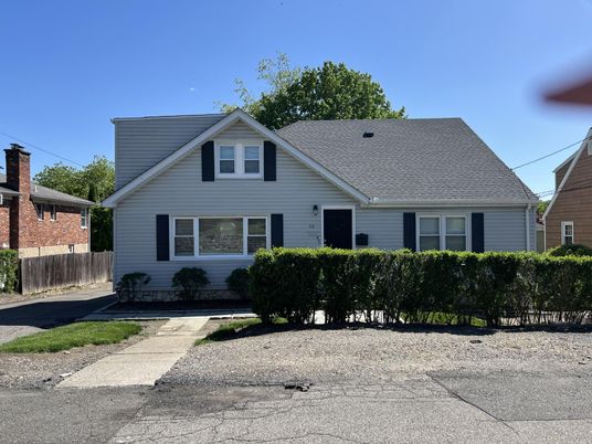 Exterior, Facade, Farmhouse