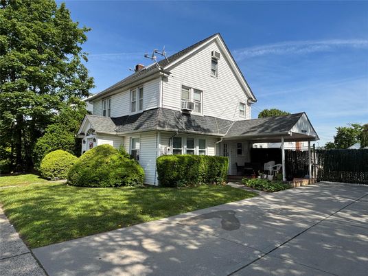 Exterior, Facade, Farmhouse