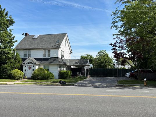 Attached, Exterior, Facade, Queen Anne Victorian