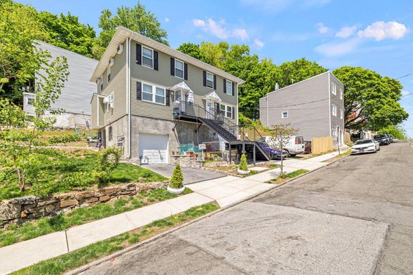 Attached, Exterior, Facade, Rowhouse
