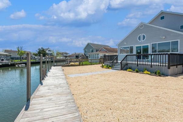 Exterior, Lake