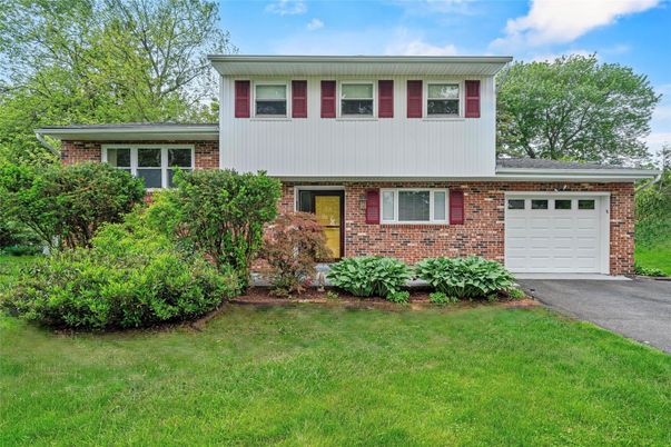 Attached, Exterior, Facade, Brick Facade, Split Level