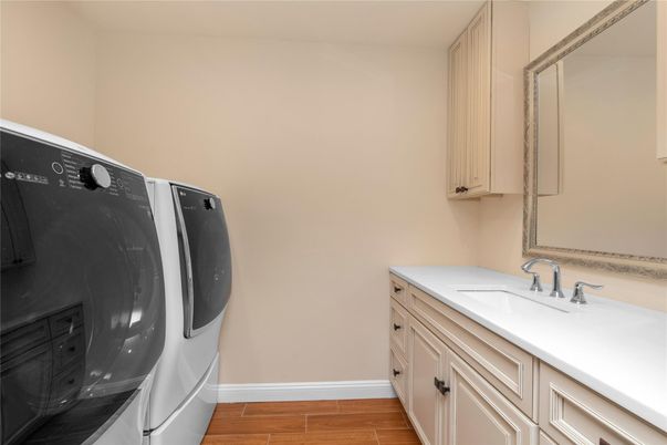 Interior, Washer, Wood Texture Flooring
