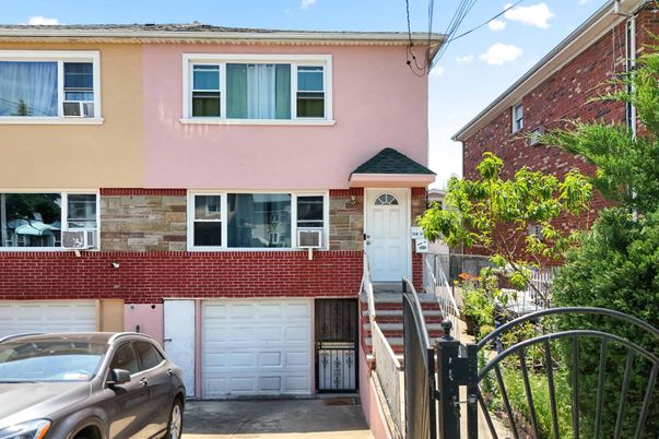 Attached, Exterior, Facade, Brick Facade, Raised Ranch