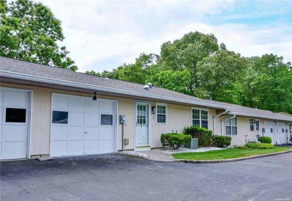 Attached, Exterior, Facade, Ranch