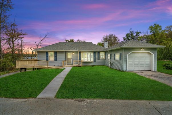 Attached, Exterior, Facade, Ranch