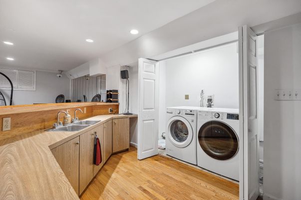 Interior, Recessed Lighting, Washer, Wood Texture Flooring