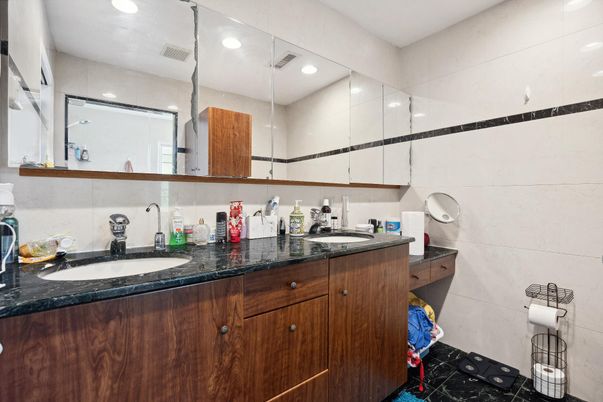 Bathroom, Dual Sink Vanities, Interior, Recessed Lighting