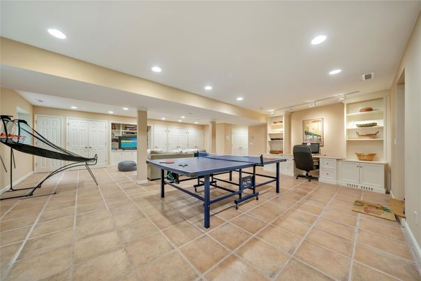 Game Room, Interior, Recessed Lighting