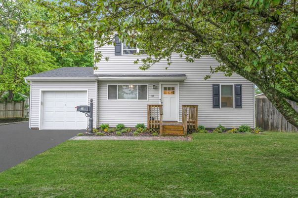 Attached, Exterior, Facade, Cape Cod