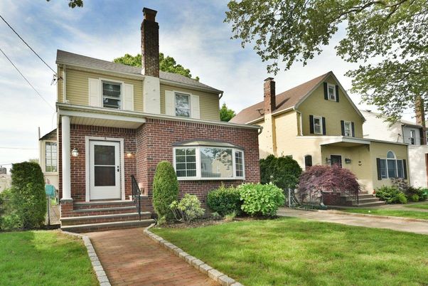 Exterior, Facade, Brick Facade, American Foursquare