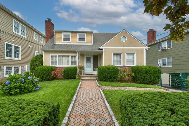 Exterior, Facade, Cape Cod