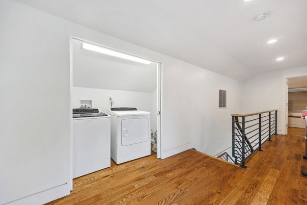 Interior, Recessed Lighting, Washer, Wood Texture Flooring