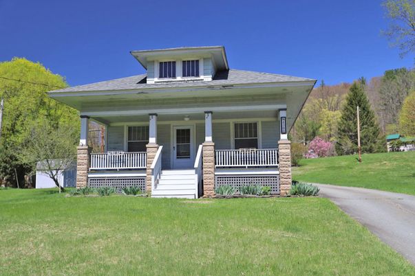 Exterior, Facade, American Foursquare