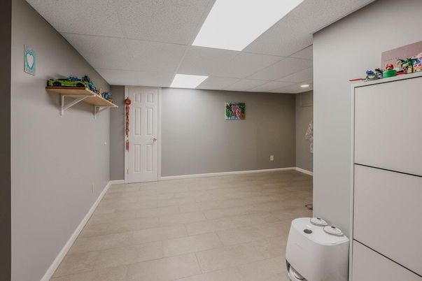 Empty room, Interior, Recessed Lighting