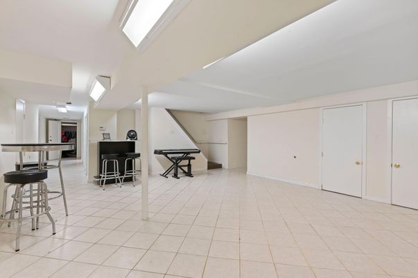 Interior, Piano