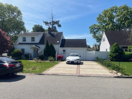 Attached, Exterior, Facade, Cape Cod