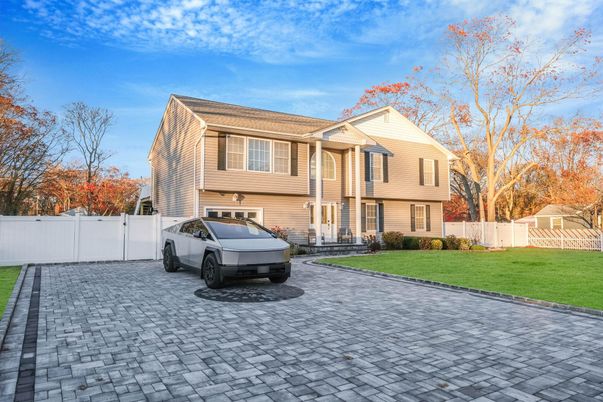 Exterior, Facade, Raised Ranch