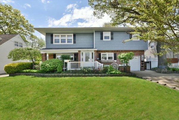 Attached, Exterior, Facade, Brick Facade, Split Level