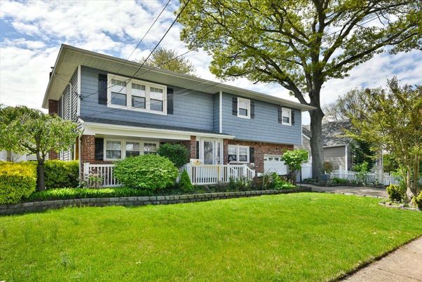 Attached, Exterior, Facade, Brick Facade, Raised Ranch
