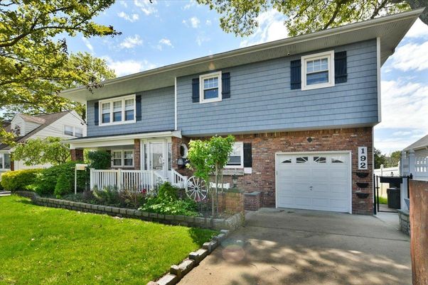 Attached, Exterior, Facade, Brick Facade, Raised Ranch